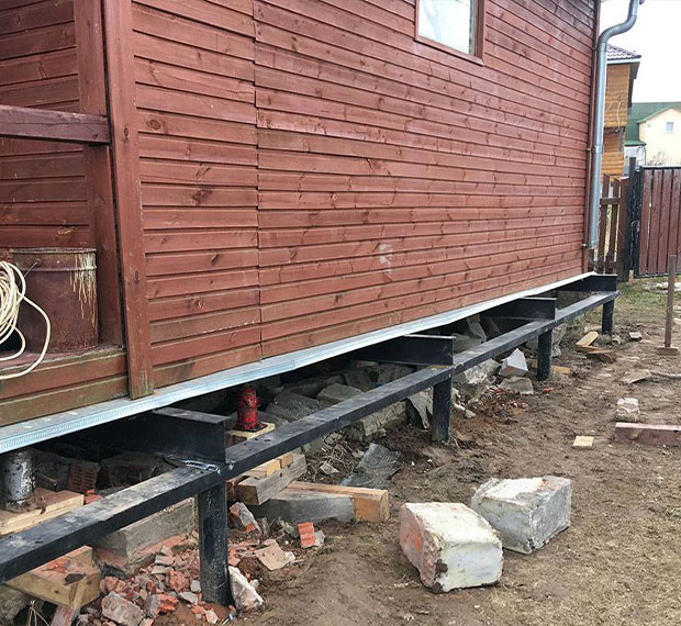Ремонт старого фундамента винтовыми сваями в Аргуне